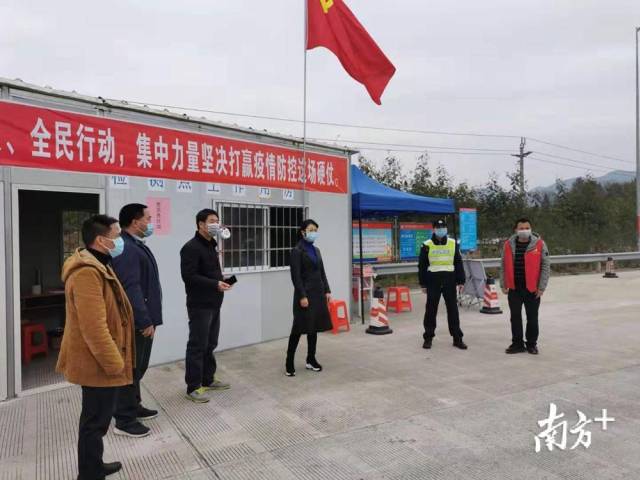 譚麗在西岸指導疫情防控宣傳工作。