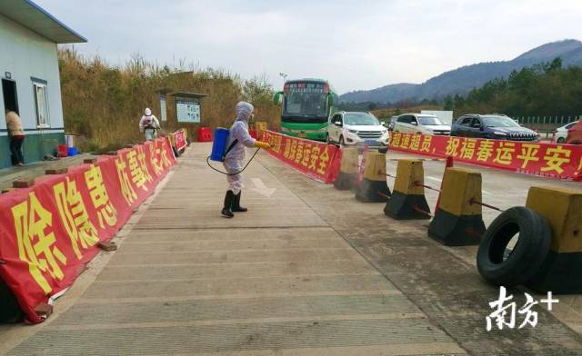 對省交界鳳頭嶺檢測點進行消毒。
