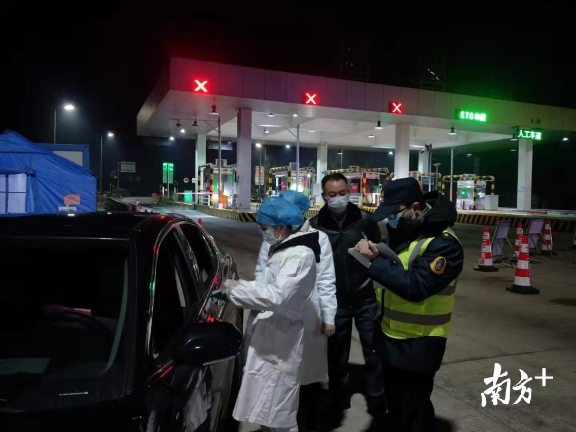 醫(yī)務(wù)、交警等人員在防控點(diǎn)24小時(shí)值守。