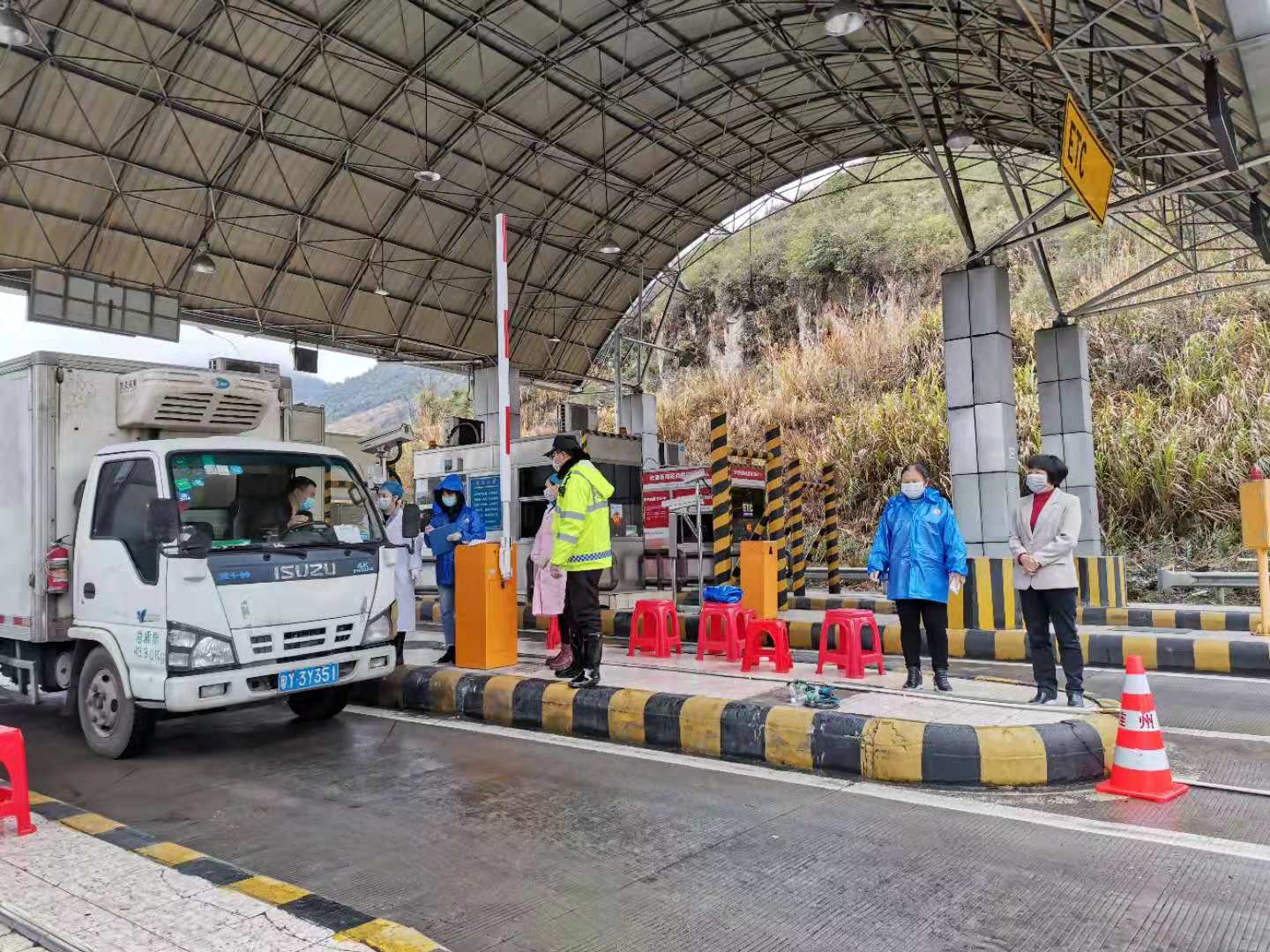 水足塘檢查站：值守人員對(duì)過(guò)往車輛、人員進(jìn)行排查