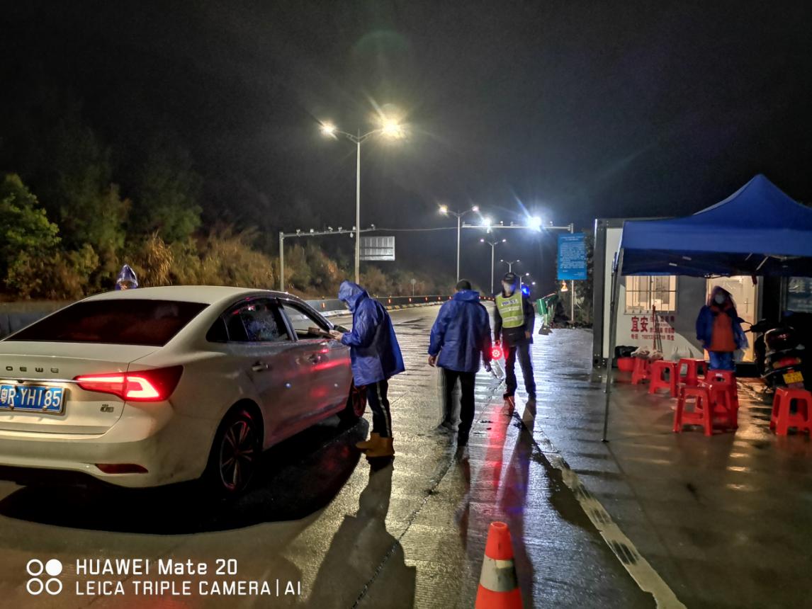 值守人員對(duì)過(guò)往車輛、人員進(jìn)行排查