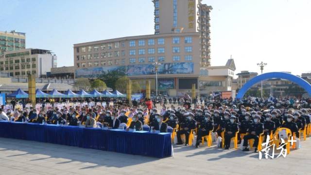 相關(guān)政府機關(guān)單位、行業(yè)代表、師生代表、市民群眾等參加活動。張曉欣 攝
