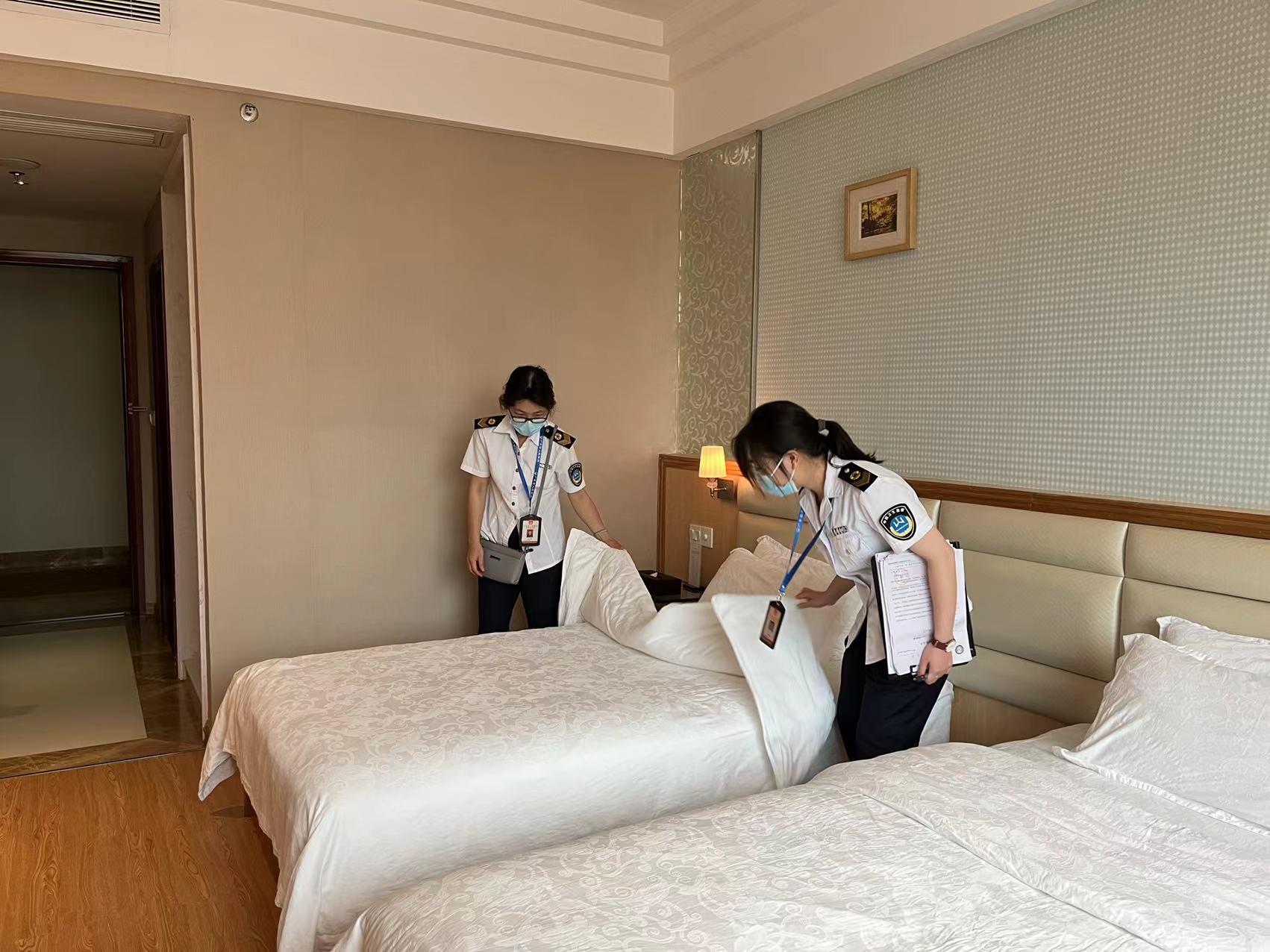 連州市衛(wèi)生監(jiān)督所執(zhí)法人員對(duì)公共用品用具清洗、消毒、保潔情況進(jìn)行檢查.jpg
