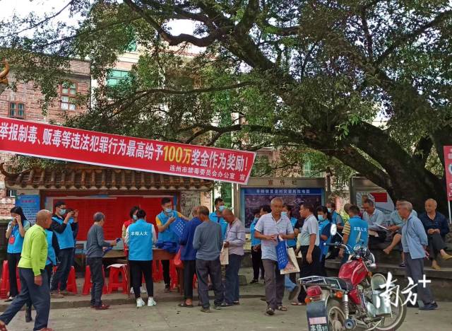 豐陽鎮(zhèn)人大代表在夏湟村的榕樹下舉行“微講堂”，用當?shù)胤窖韵蛉罕娭v述毒品危害。通訊員供圖