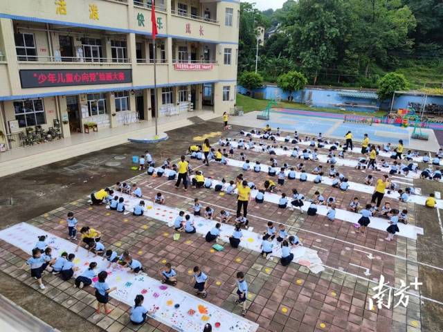 九陂鎮(zhèn)中心幼兒園開(kāi)展“少年兒童心向黨”主題繪畫(huà)大賽。