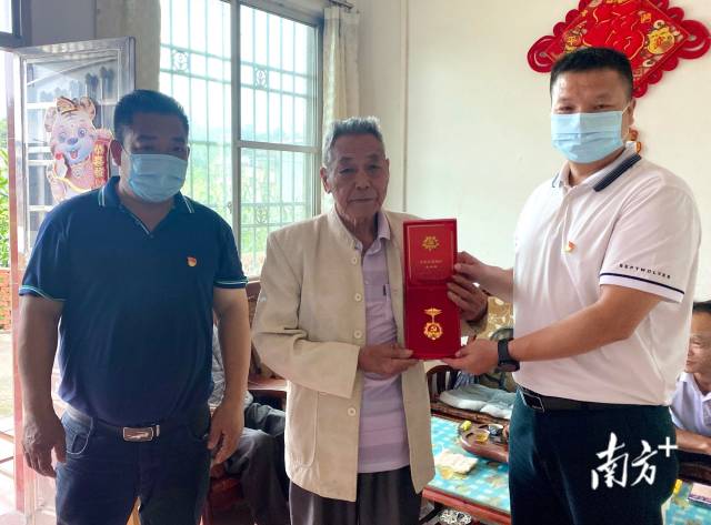 走訪慰問老黨員，并送上“光榮在黨50年”紀(jì)念章。