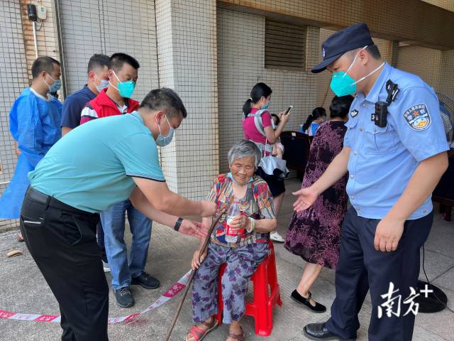 連州市委常委、副市長(zhǎng)、九陂鎮(zhèn)黨委書(shū)記綦鴻偉在核酸檢測(cè)現(xiàn)場(chǎng)協(xié)助老人參加核酸檢測(cè)，為老人做好防暑措施。
