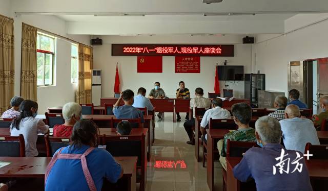 召開村級(jí)退役軍人、現(xiàn)役軍人座談會(huì)。