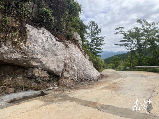 山石被清理后，道路此處的視野變得很是開闊。