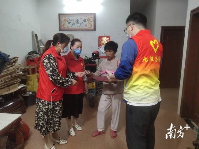 進(jìn)村入戶開展森林防滅火宣傳。