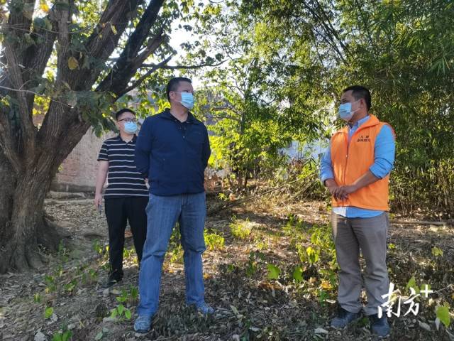綦鴻偉到雙塘村實地督查森林防火工作。