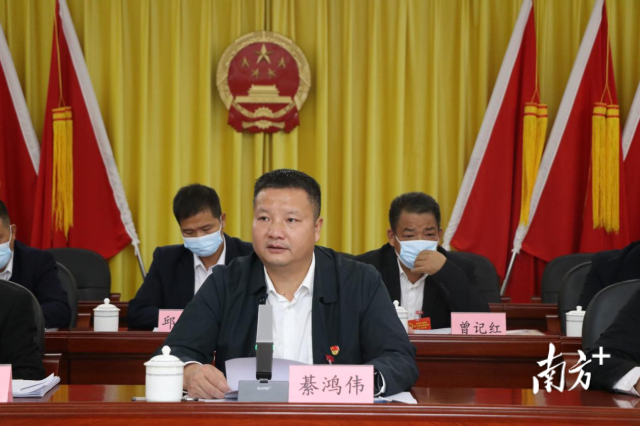 連州市委常委、副市長、九陂鎮(zhèn)黨委書記綦鴻偉作講話。