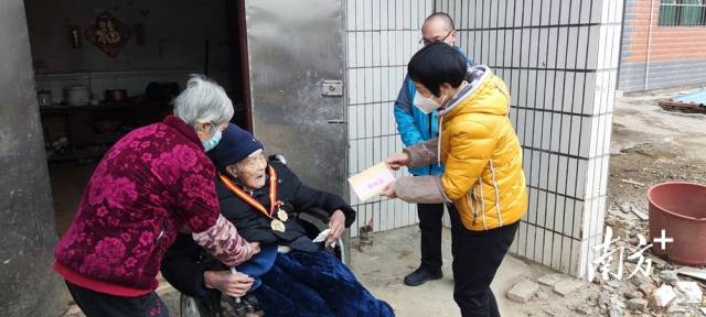 走訪慰問老黨員。