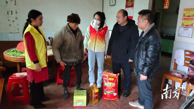 參與走訪慰問送溫暖活動。