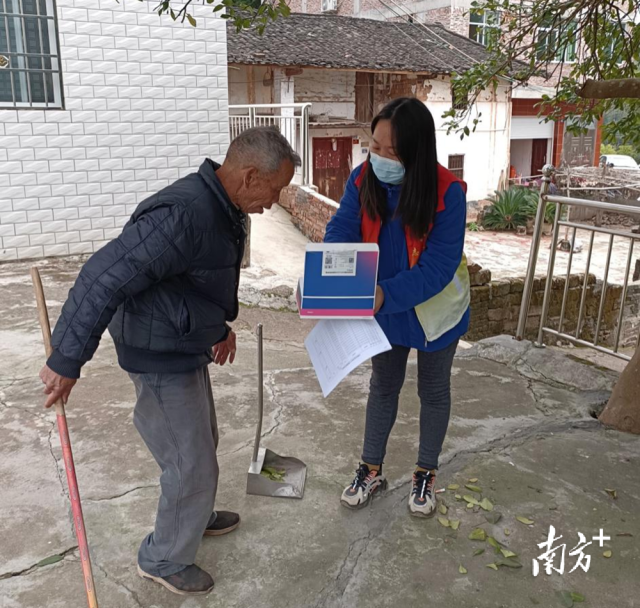 送上防疫健康包。