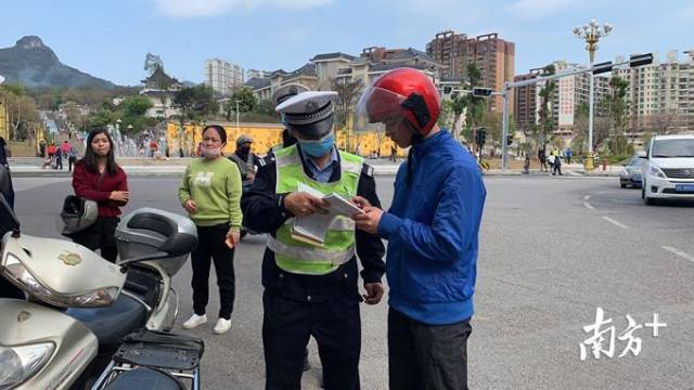 1日，連州交警上路展開專項(xiàng)整治。