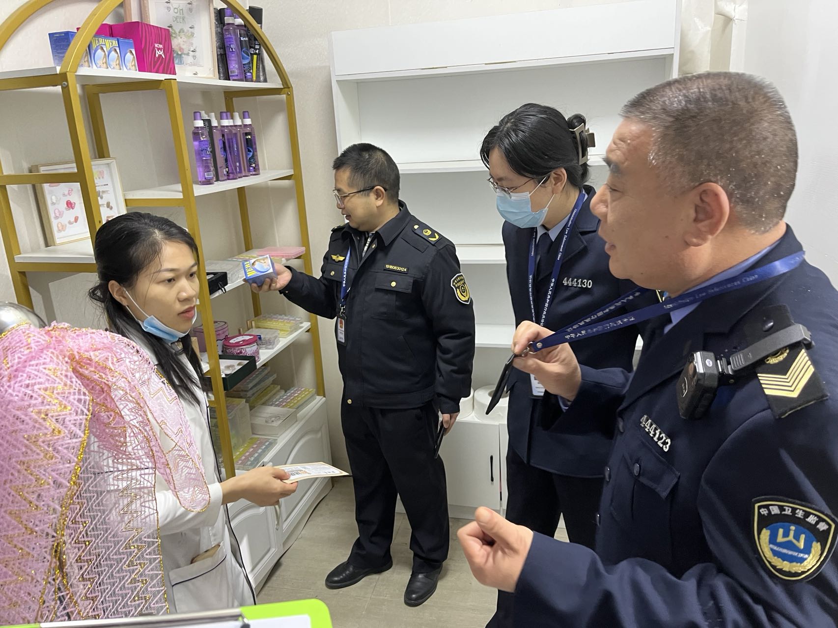 連州市衛(wèi)生健康局聯(lián)合市公安、市場(chǎng)監(jiān)督管理等部門開展打擊非法醫(yī)療美容專項(xiàng)檢查.jpg