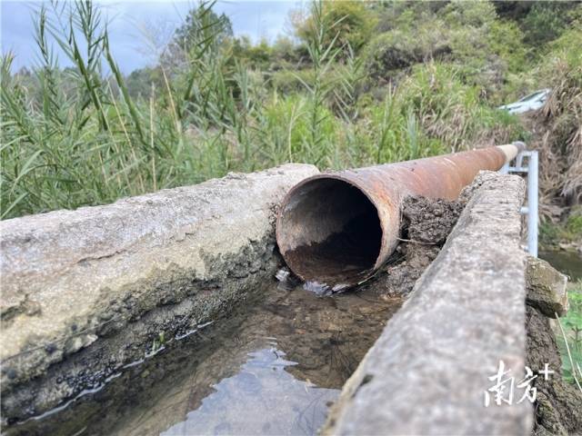 連接兩岸的跨河水渠。