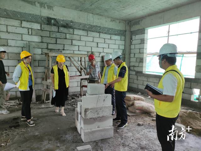 實(shí)地查看新建教學(xué)樓施工情況。