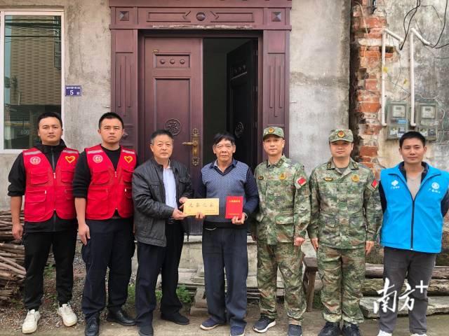 連州九陂鎮(zhèn)把現(xiàn)役軍人父母贍養(yǎng)政策送到新兵家中。