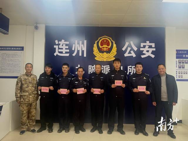 在九陂派出所慰問(wèn)退役軍人。