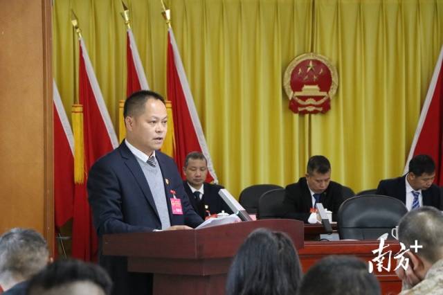 鄭劍鋒向大會作九陂鎮(zhèn)人民政府工作報告。