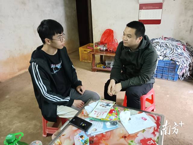 上門指導(dǎo)兵役登記。