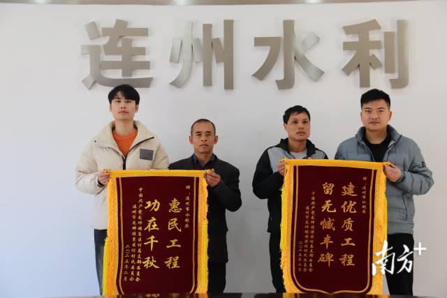 市水利局收到龍坪鎮(zhèn)黃芒村、墾區(qū)村村支書一行代表村組贈送的兩面錦旗。