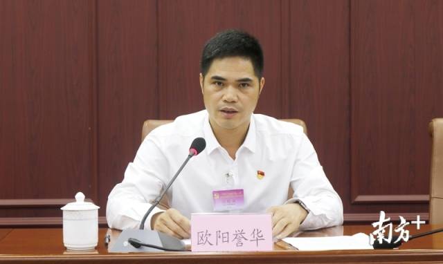 連州市委常委、市紀(jì)委書記、市監(jiān)委主任歐陽譽(yù)華代表市紀(jì)委常委會(huì)作工作報(bào)告。段燦 攝